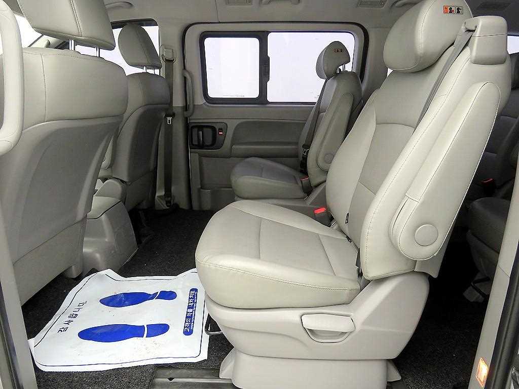 HYUNDAI Starex - Vista 7