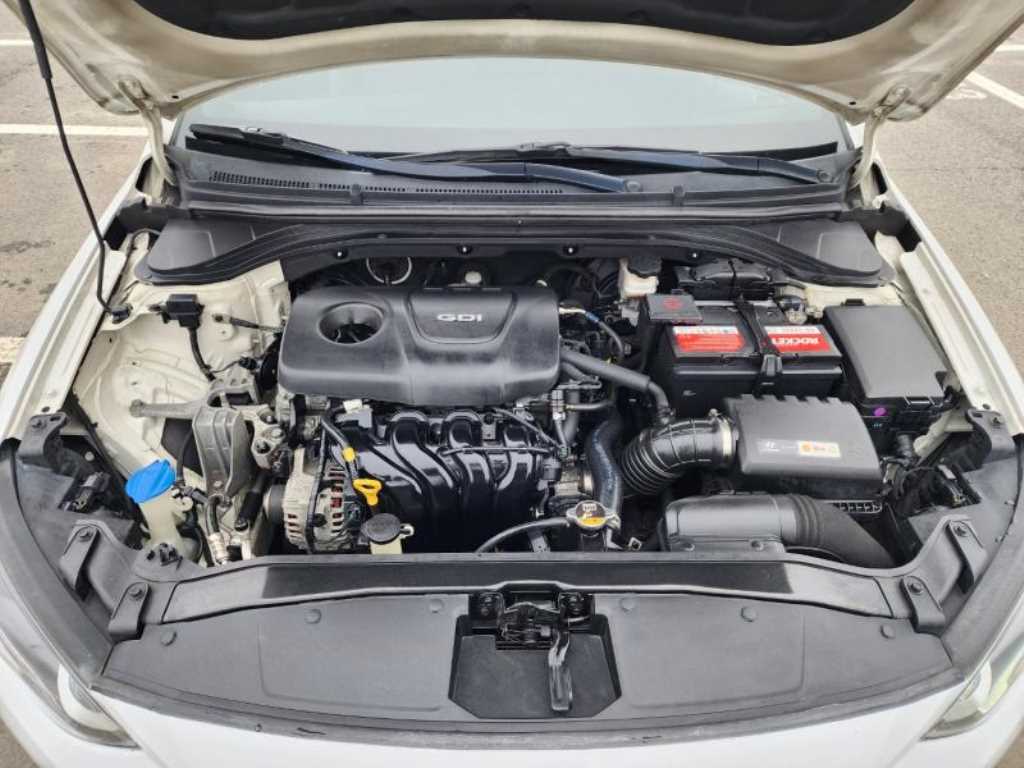 HYUNDAI Avante - Vista 5