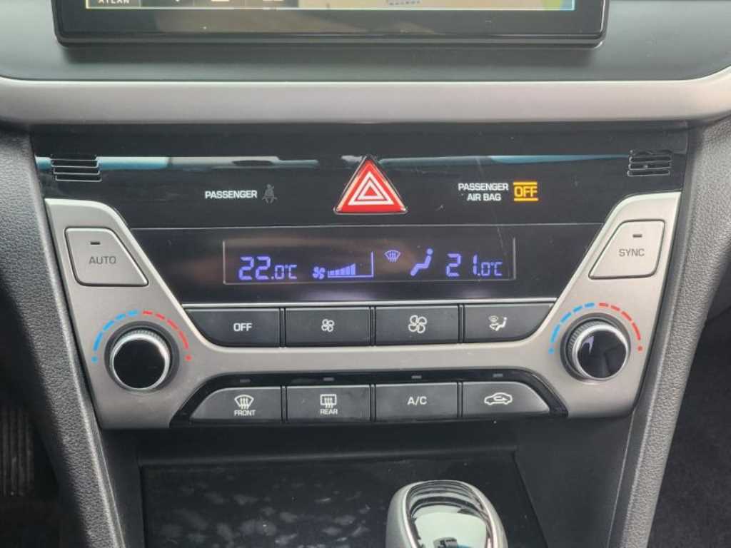 HYUNDAI Avante - Vista 11