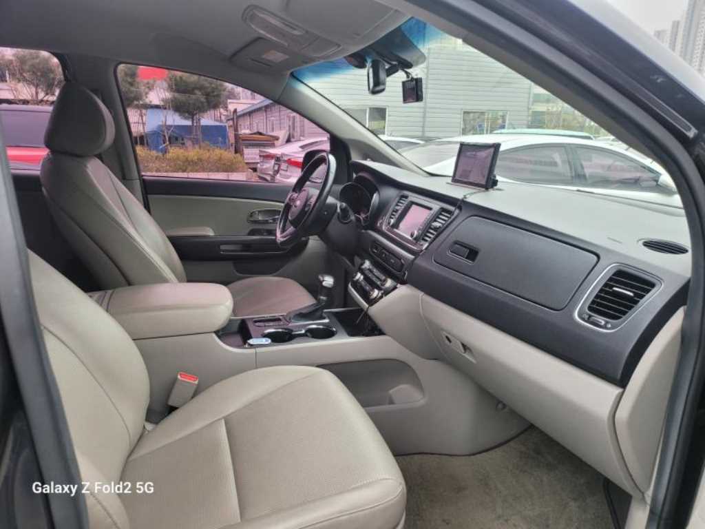 KIA Carnival - Vista 8