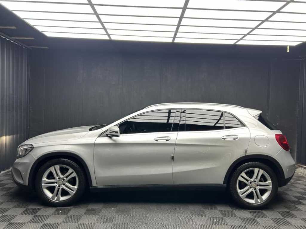 Mercedes Benz GLA Class - Vista 3