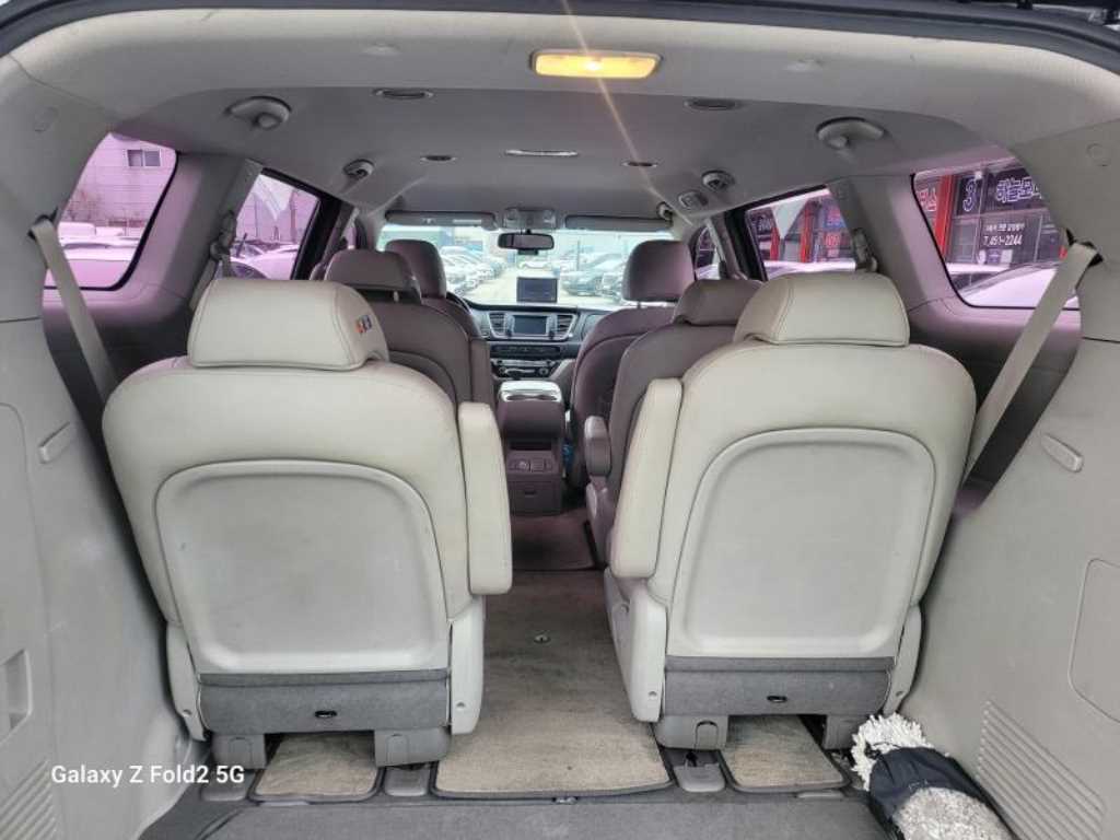 KIA Carnival - Vista 12