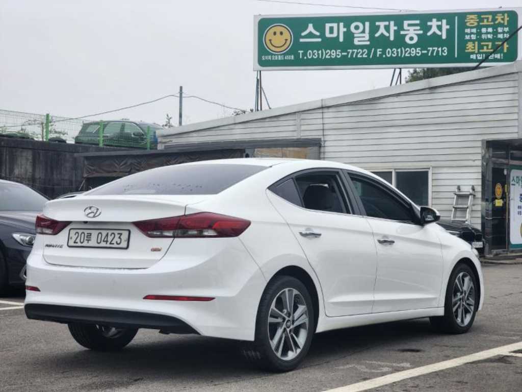 HYUNDAI Avante - Vista 2