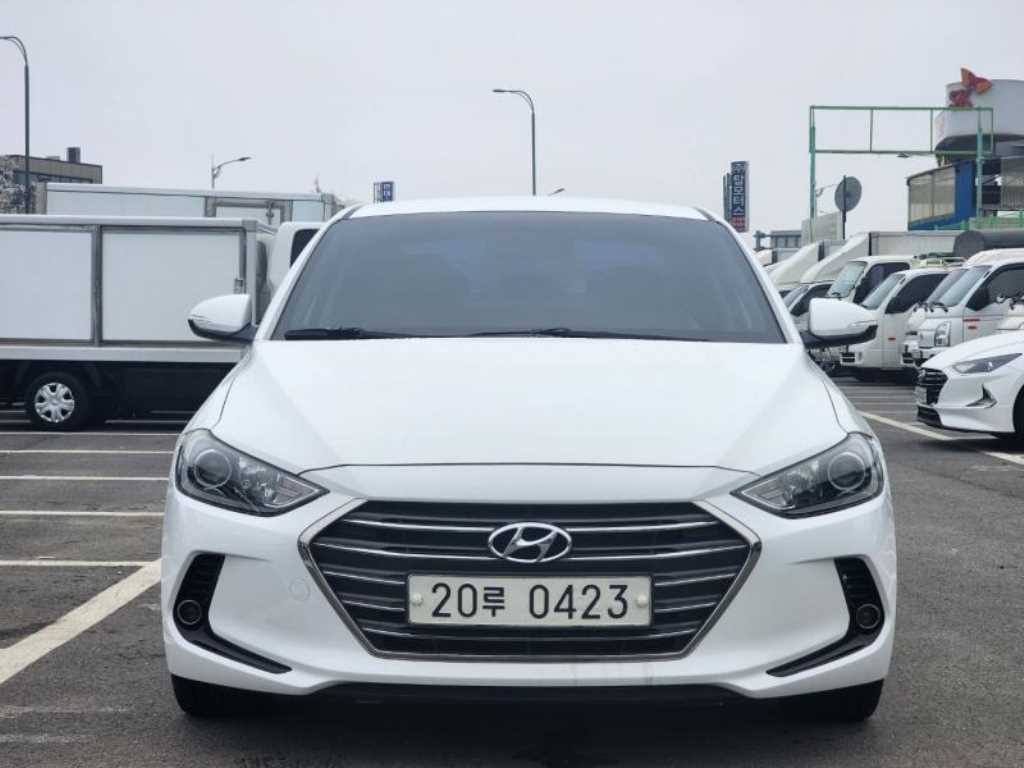 HYUNDAI Avante - Vista 3