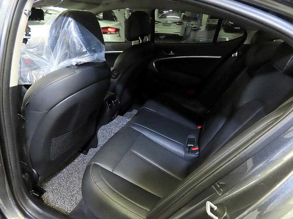 Genesis G70 - Vista 7