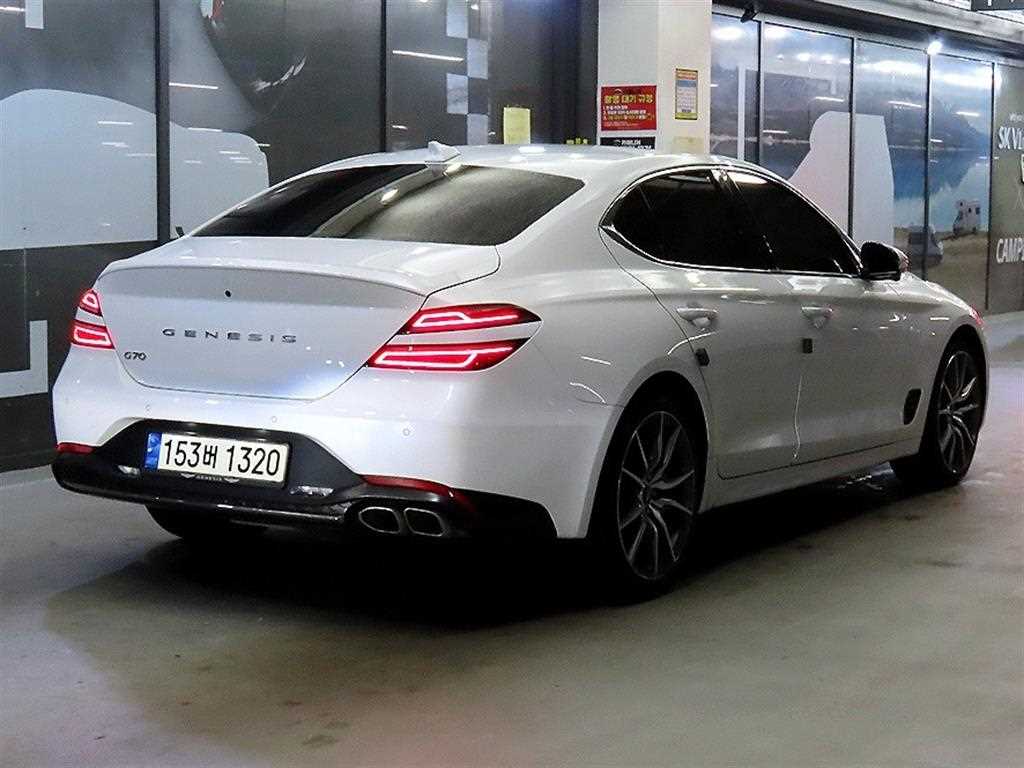 Genesis G70 - Vista 4