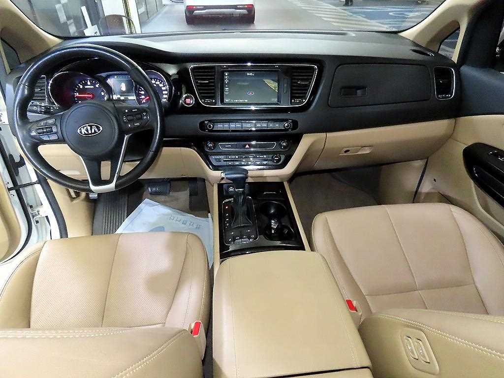 KIA Carnival - Vista 10