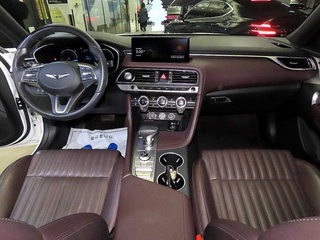 Genesis G70 - Vista 10