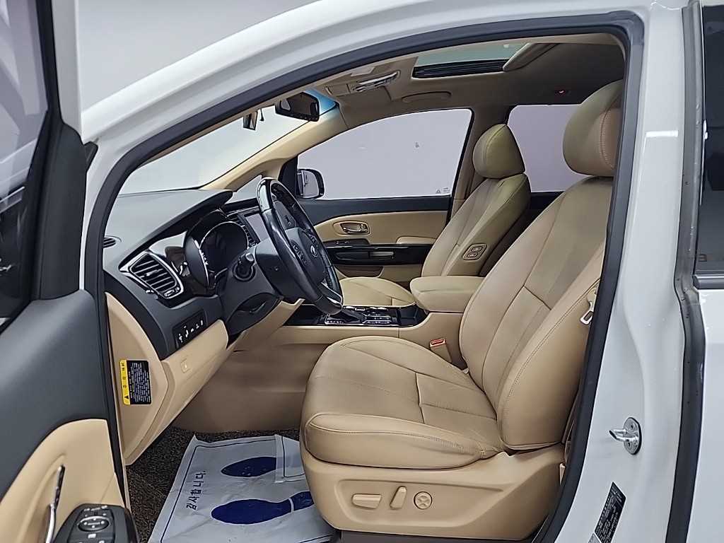 KIA Carnival - Vista 11