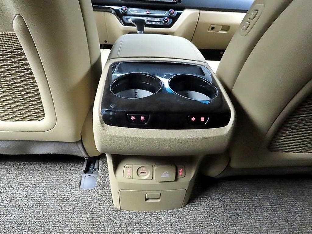 KIA Carnival - Vista 12
