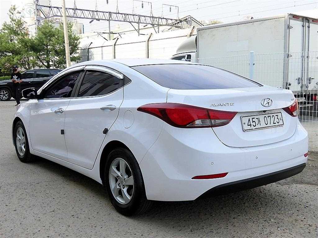 HYUNDAI Avante - Vista 3