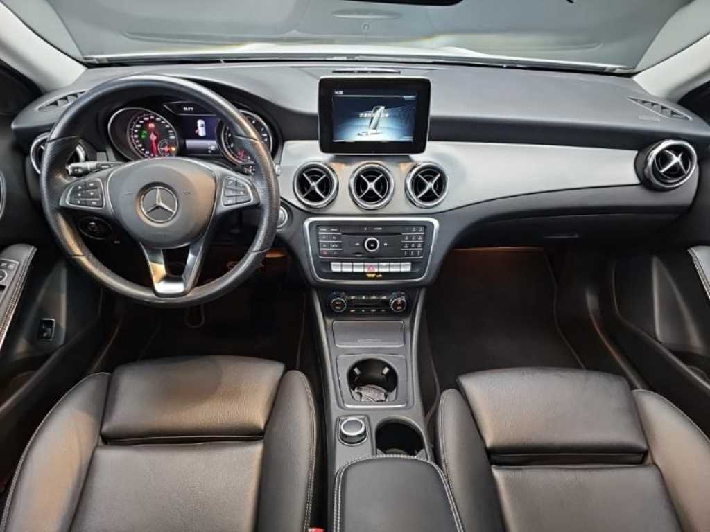 Mercedes Benz GLA Class - Vista 5