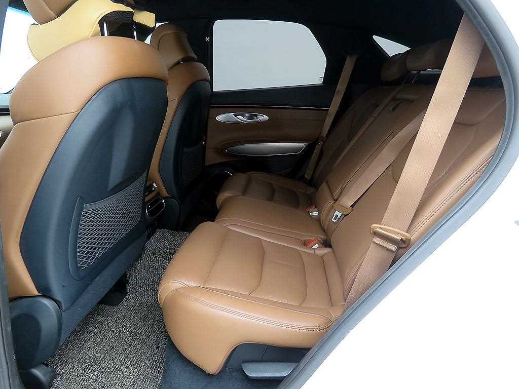 Genesis GV70 - Vista 8