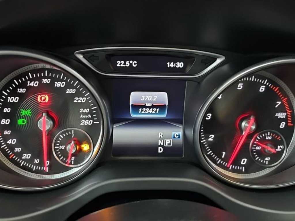 Mercedes Benz GLA Class - Vista 6