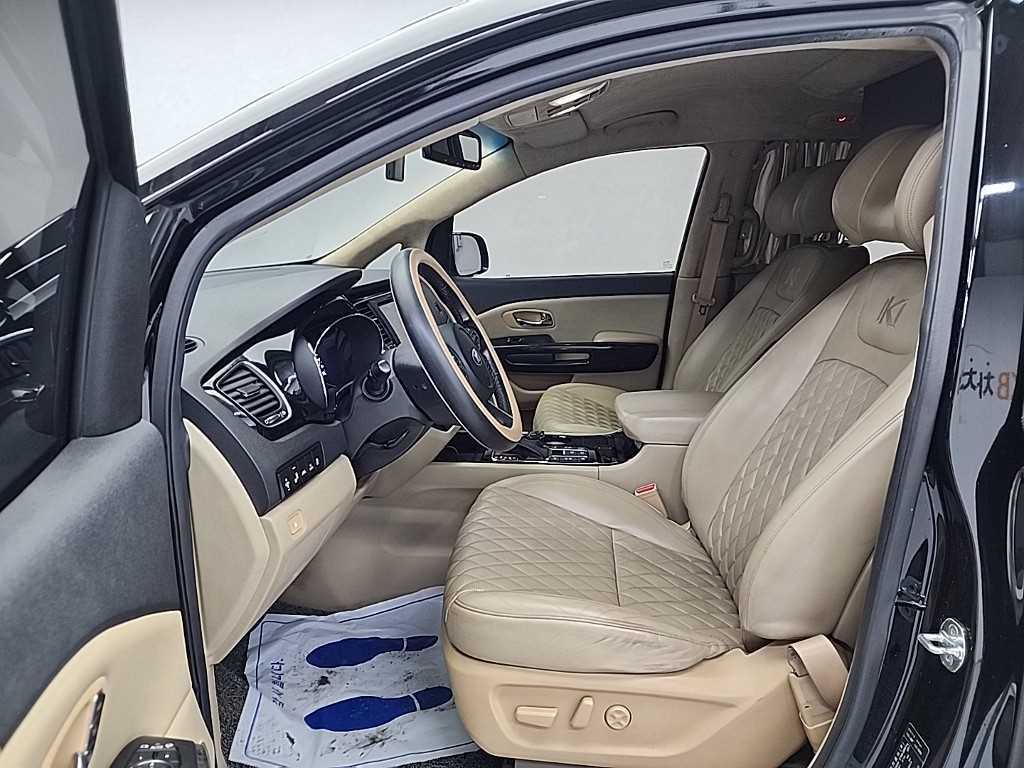KIA Carnival - Vista 11