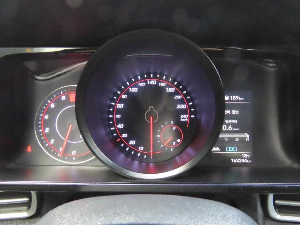 HYUNDAI Avante - Vista 9