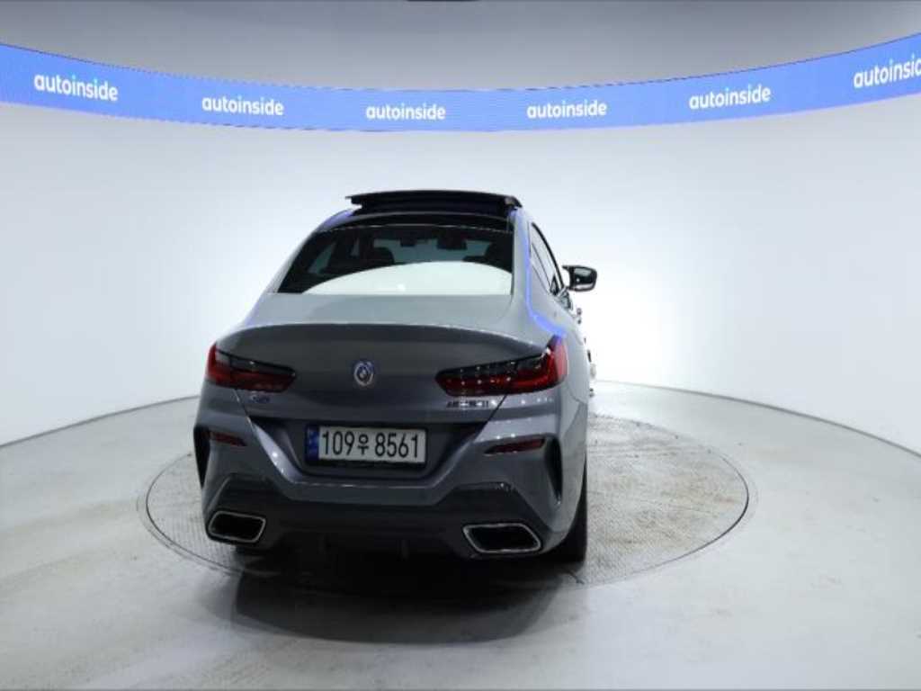 BMW 8 Series - Vista 4