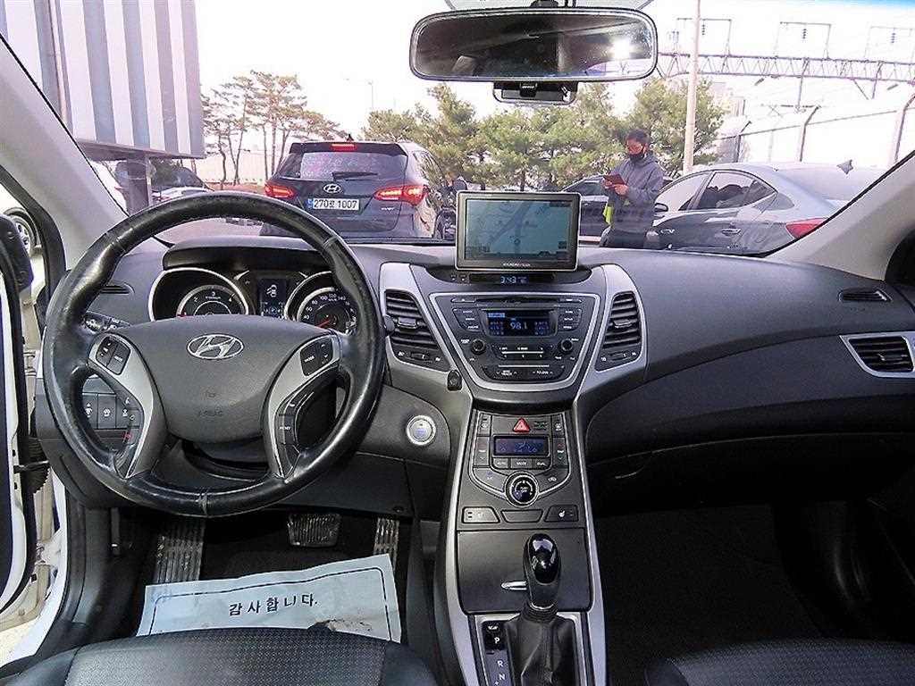 HYUNDAI Avante - Vista 7