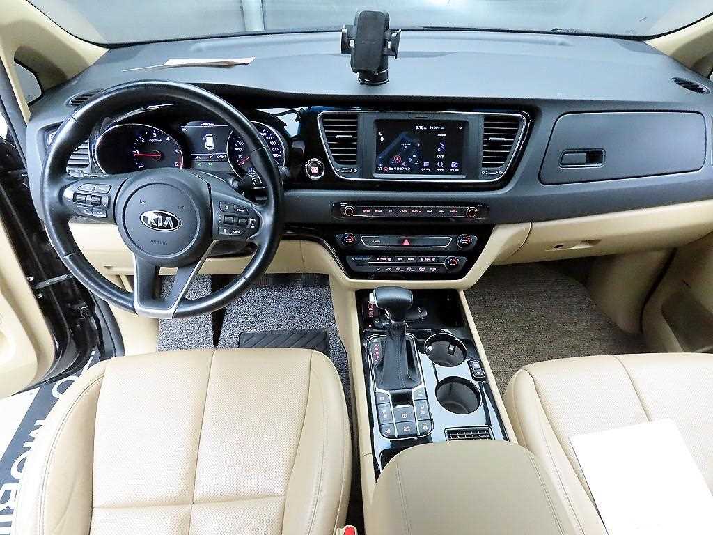 KIA Carnival - Vista 6