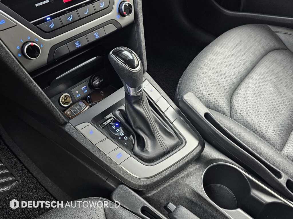 HYUNDAI Avante - Vista 9