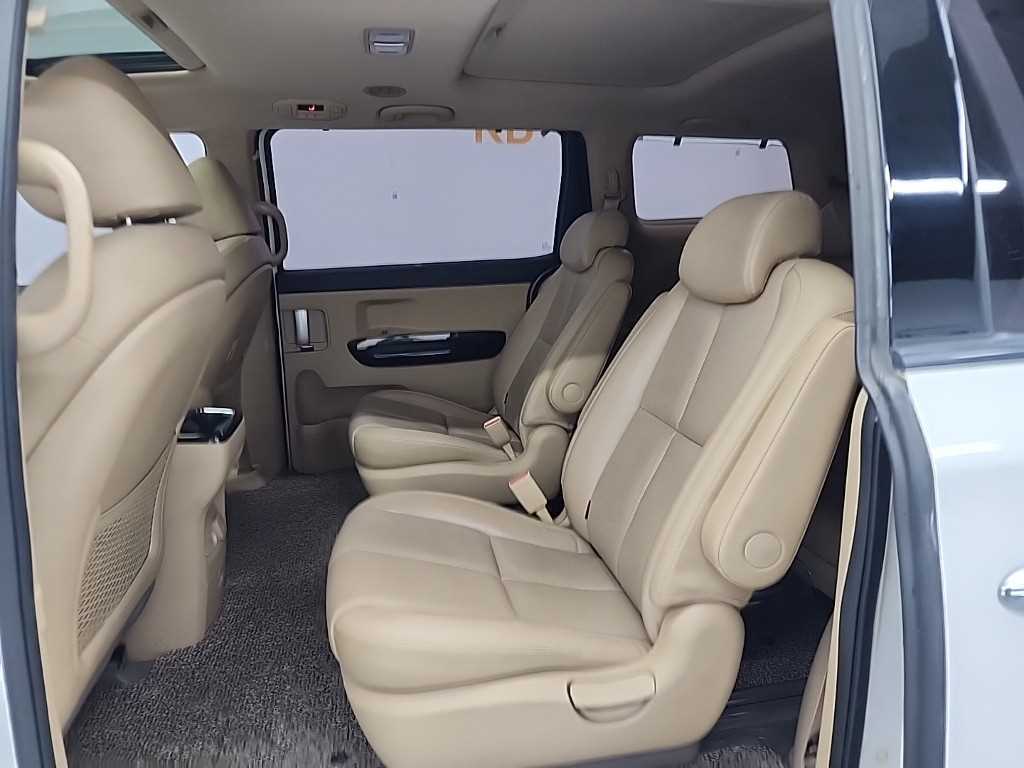KIA Carnival - Vista 12