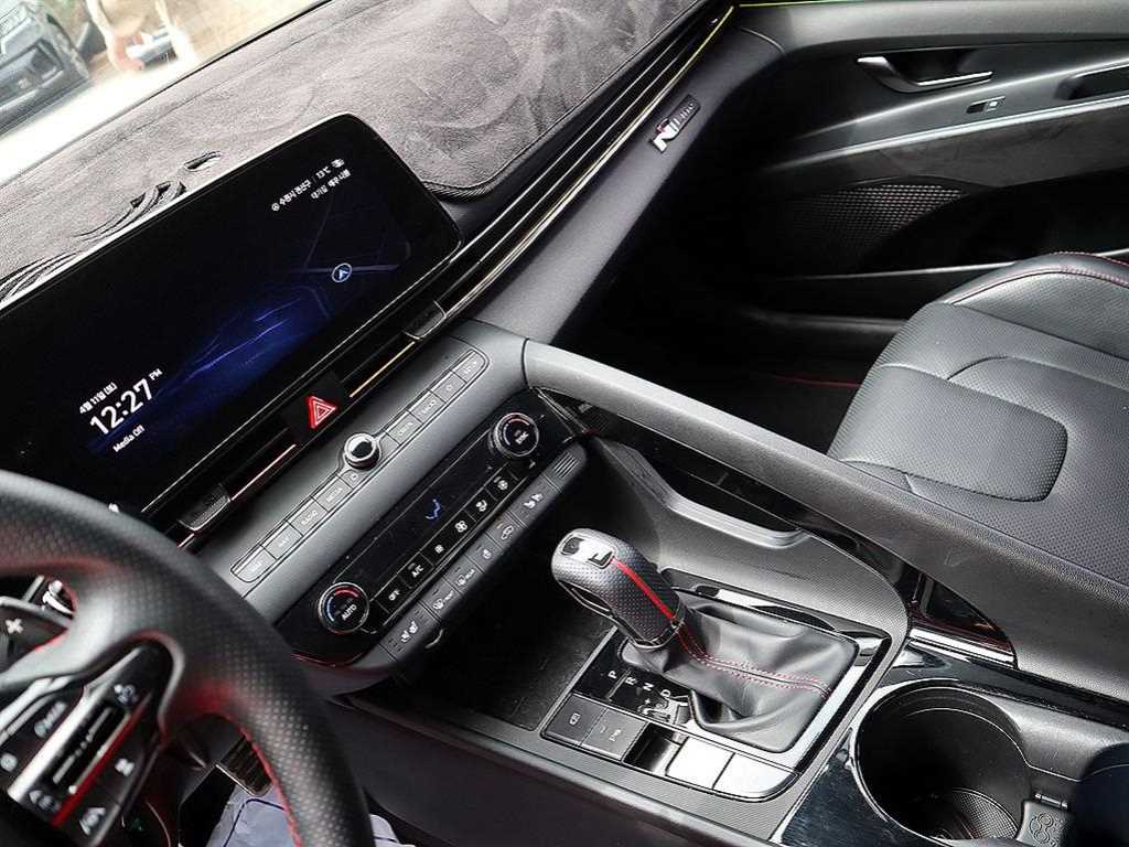 HYUNDAI Avante - Vista 10