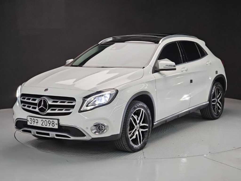 Mercedes Benz GLA Class - Vista 2