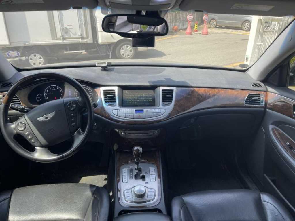 HYUNDAI Genesis - Vista 5