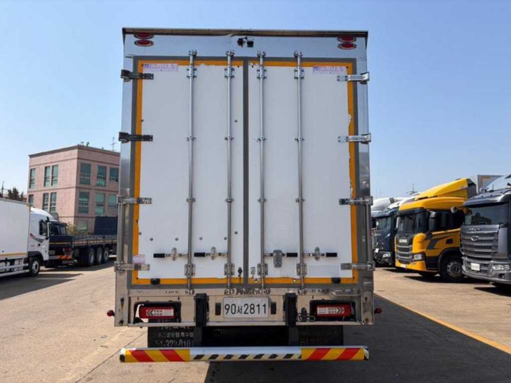 medium and large cargo truck - Vista 3