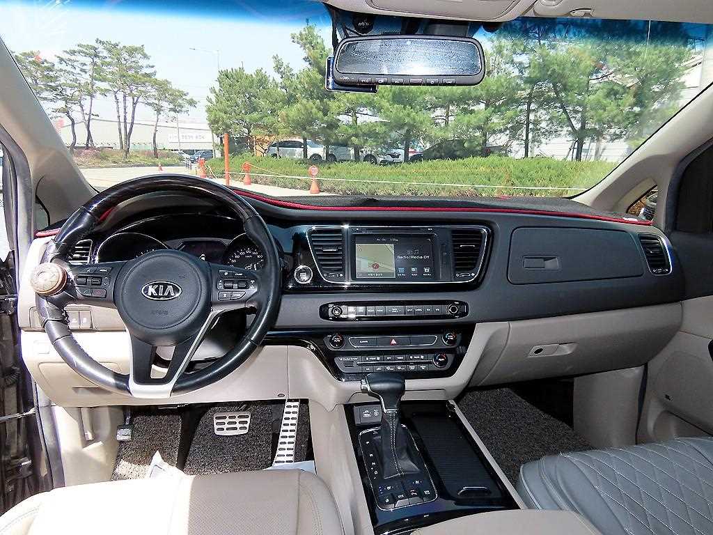 KIA Carnival - Vista 8