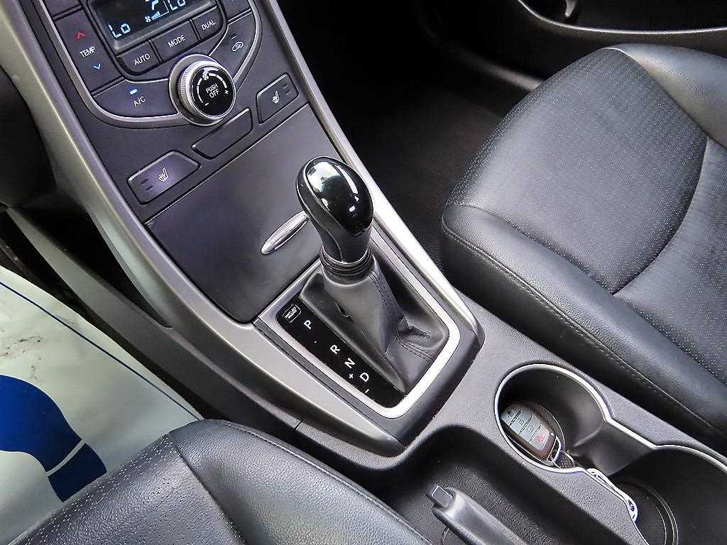 HYUNDAI Avante - Vista 10