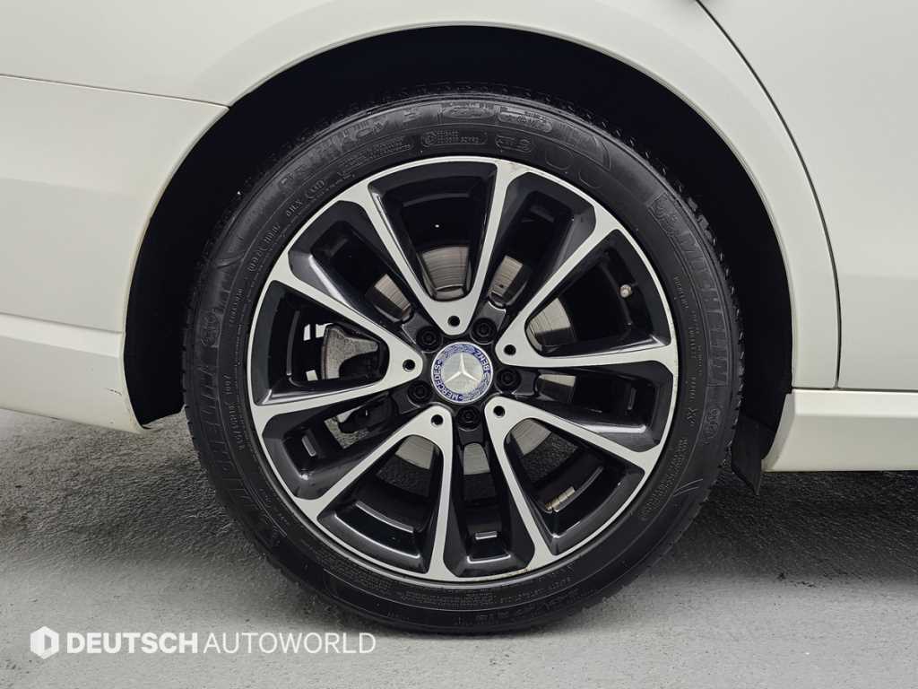 Mercedes Benz E class - Vista 5