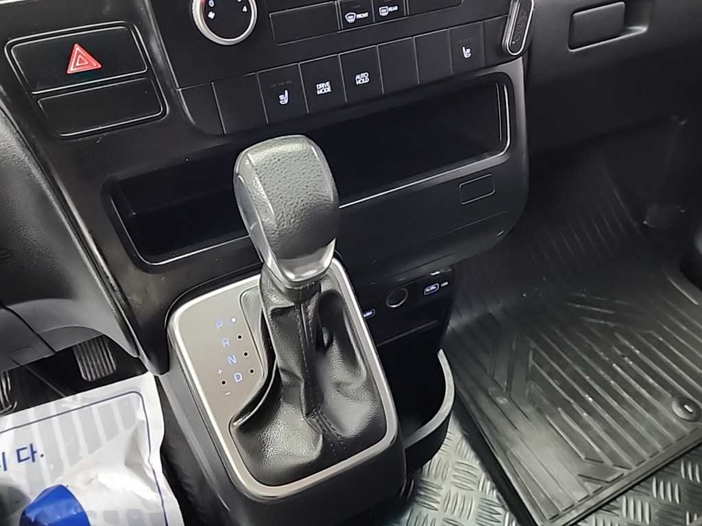 HYUNDAI Staria - Vista 8