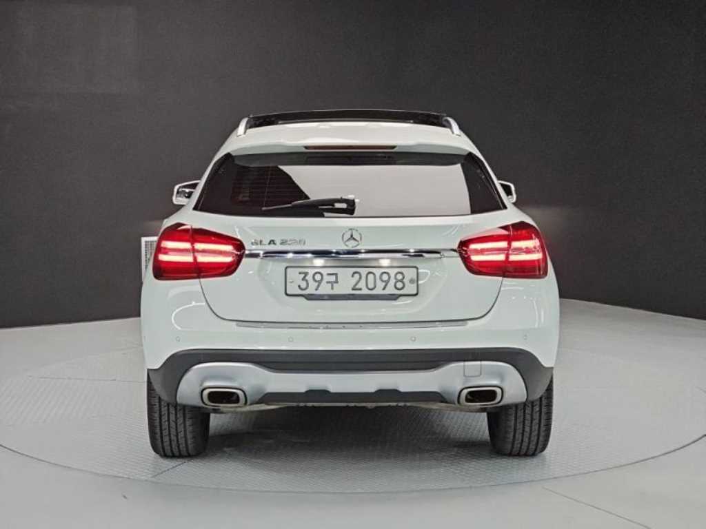 Mercedes Benz GLA Class - Vista 3