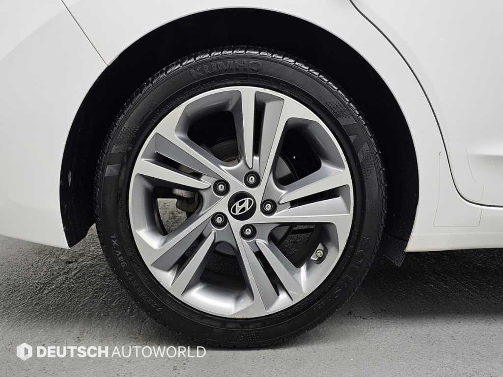 HYUNDAI Avante - Vista 5