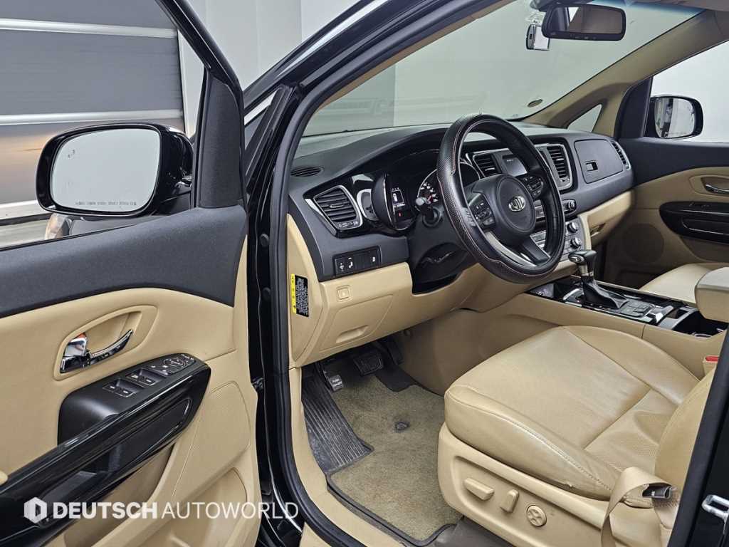 KIA Carnival - Vista 11