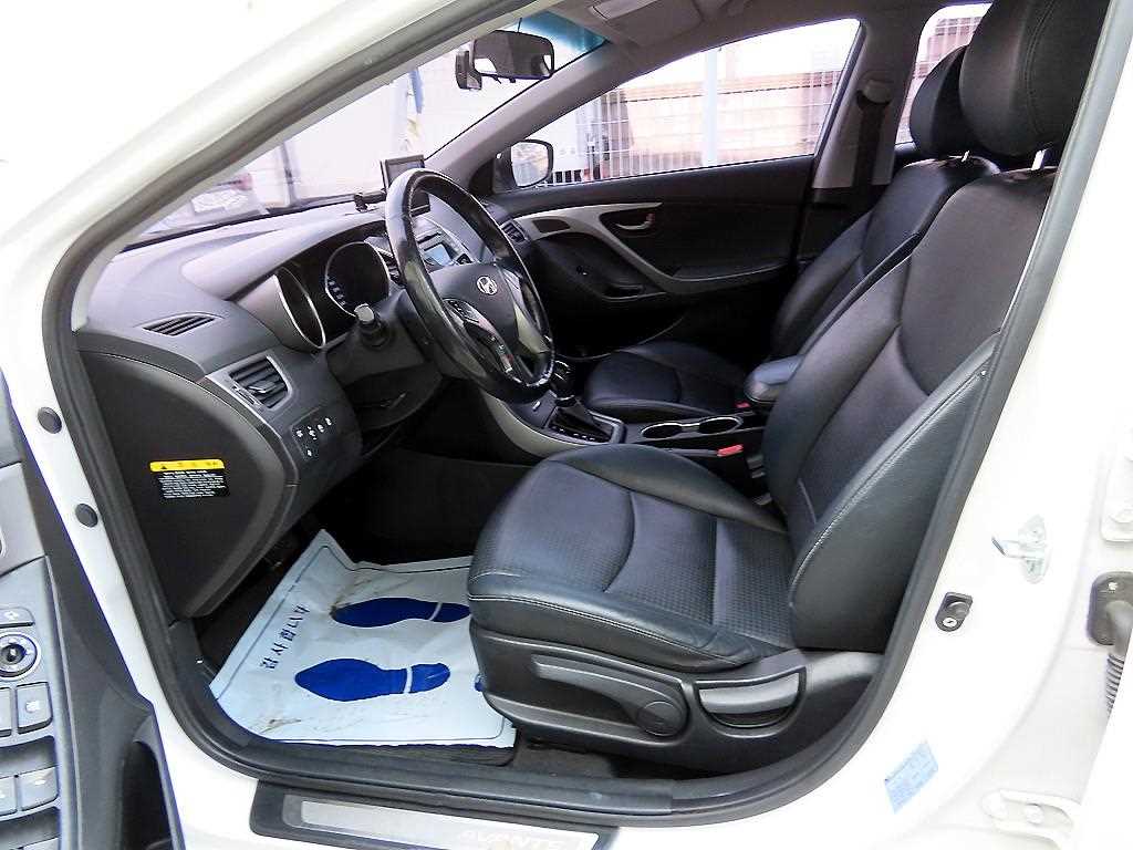 HYUNDAI Avante - Vista 5