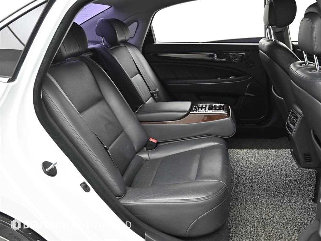 HYUNDAI Equus - Vista 12