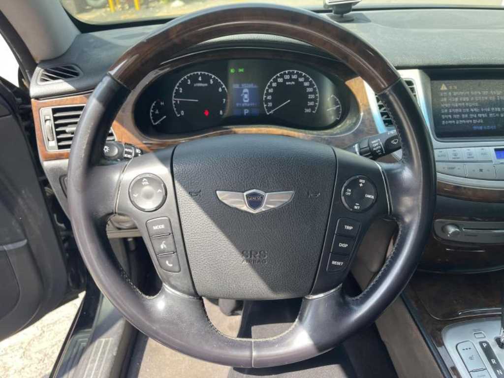HYUNDAI Genesis - Vista 6