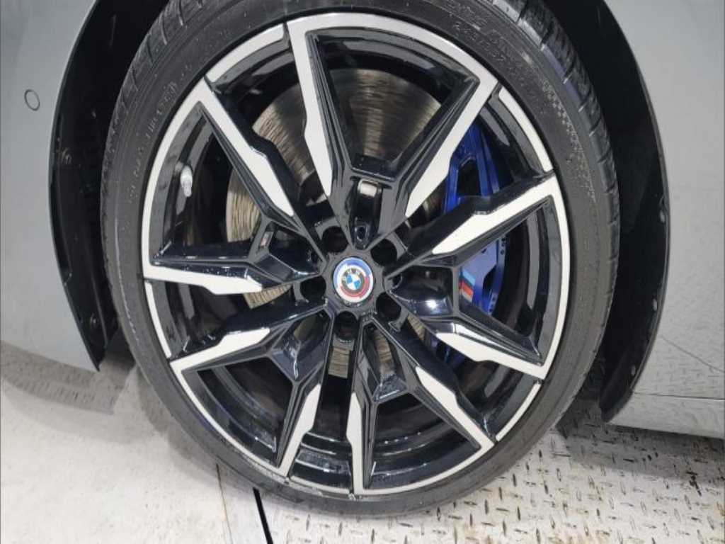 BMW 8 Series - Vista 5