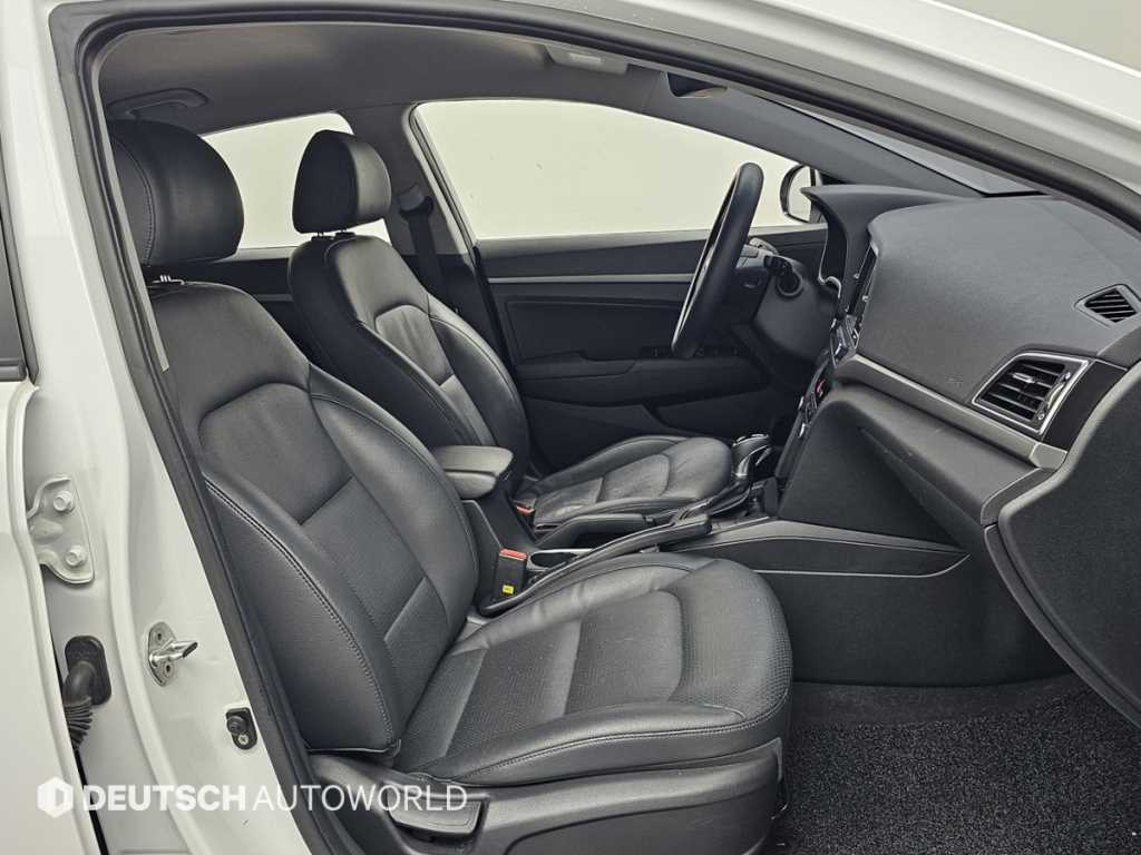 HYUNDAI Avante - Vista 10