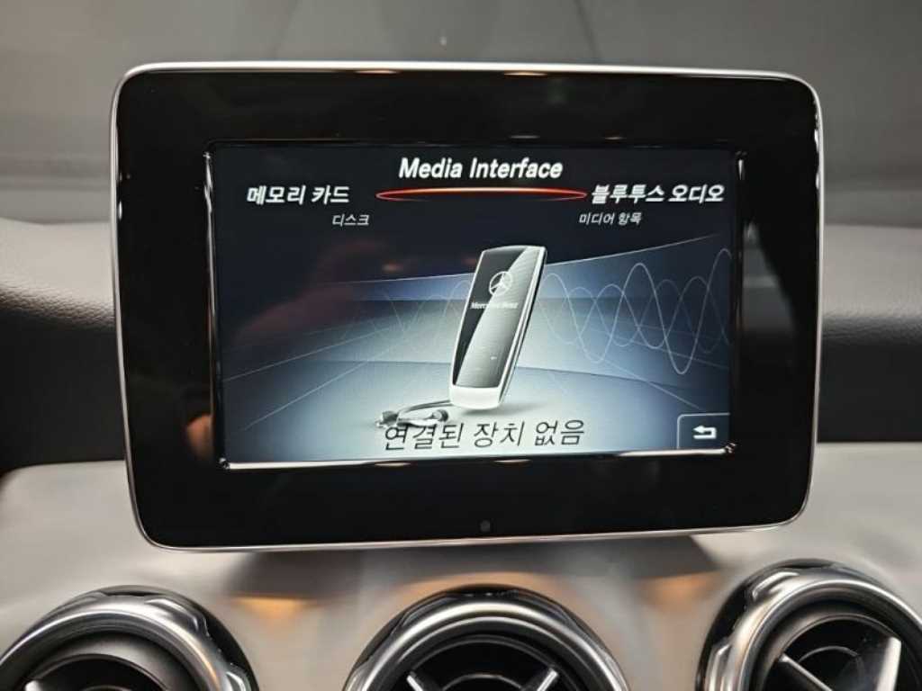 Mercedes Benz GLA Class - Vista 9