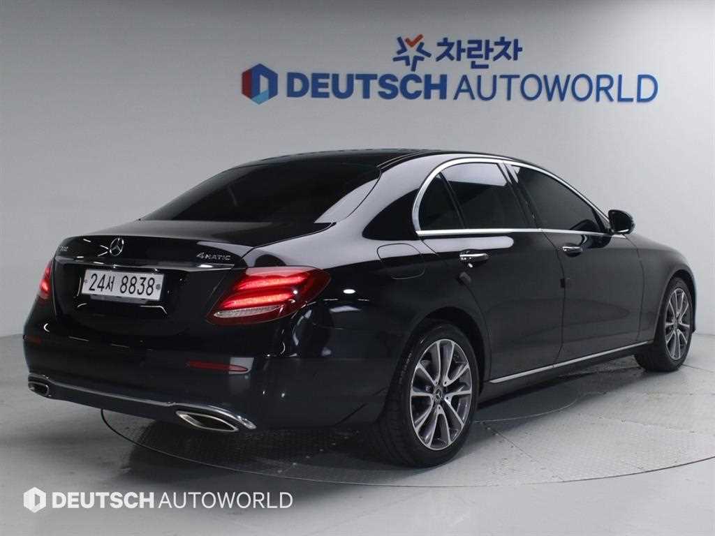 Mercedes Benz E class - Vista 3