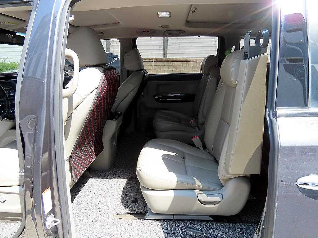 KIA Carnival - Vista 6