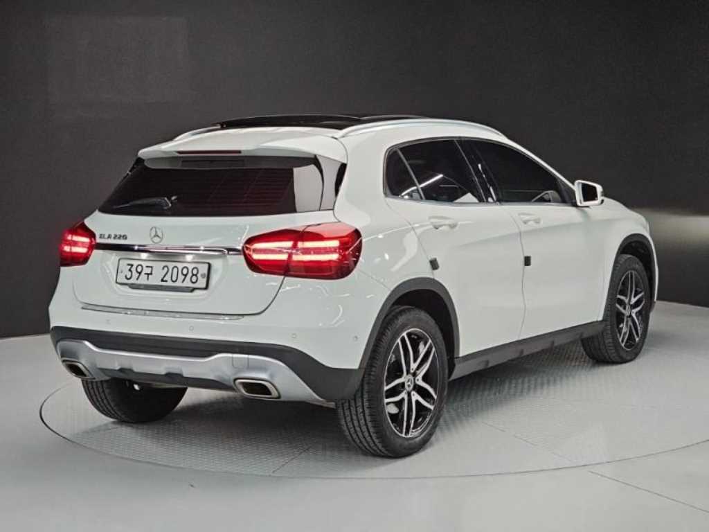 Mercedes Benz GLA Class - Vista 4