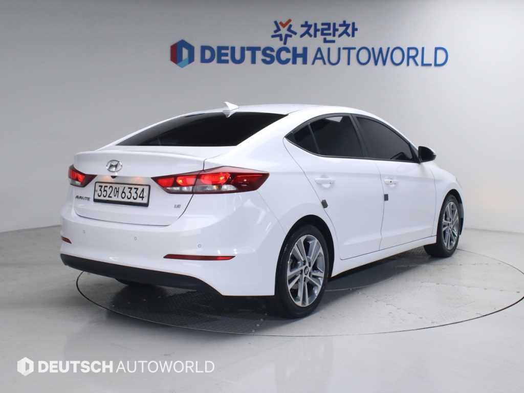 HYUNDAI Avante - Vista 2