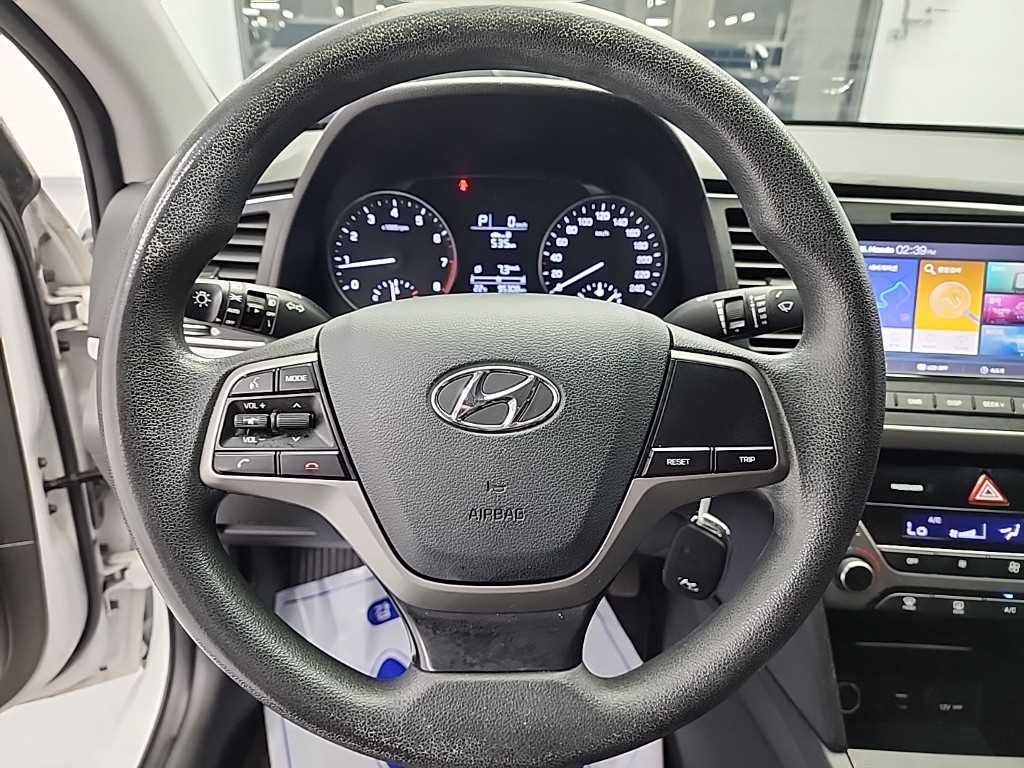 HYUNDAI Avante - Vista 9