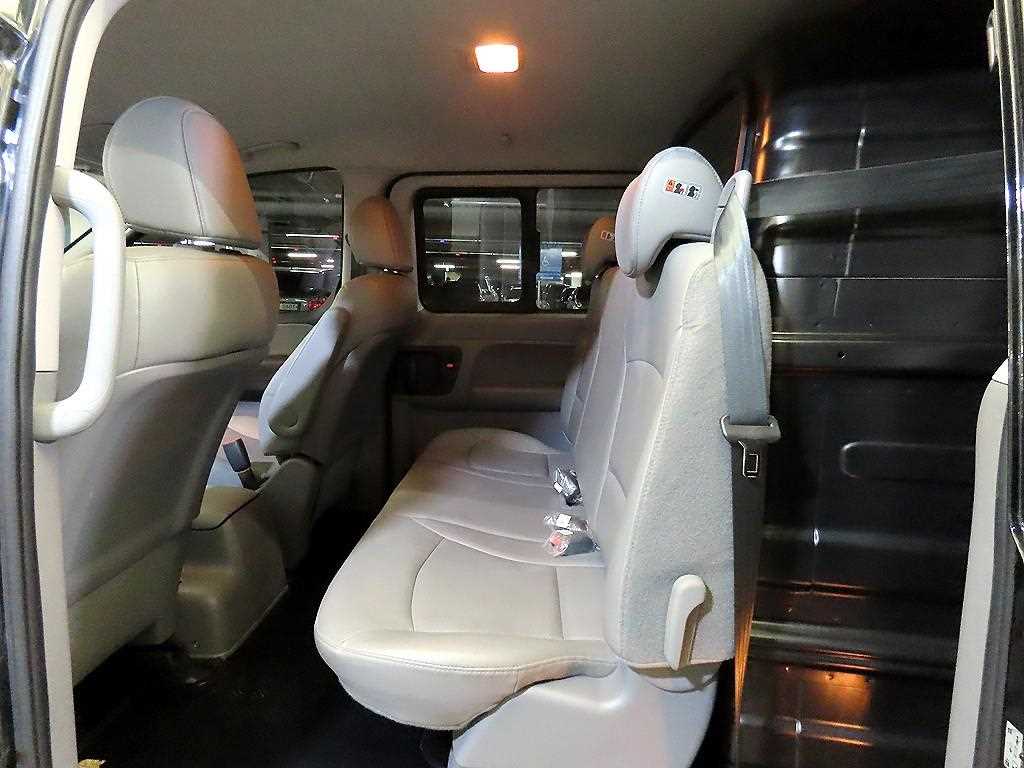 HYUNDAI Starex - Vista 7