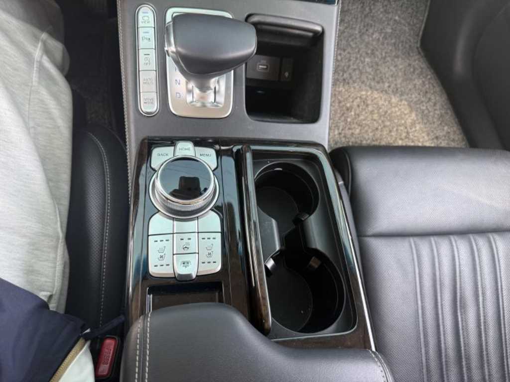 Genesis G90 - Vista 8