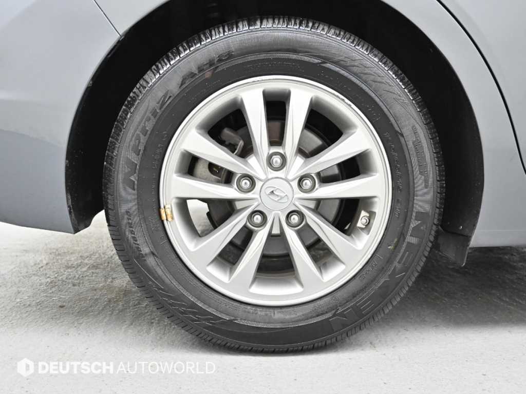 HYUNDAI Avante - Vista 5